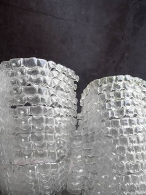 Görünmez ayraçlar veya tutucu karanlık üzerinde izole