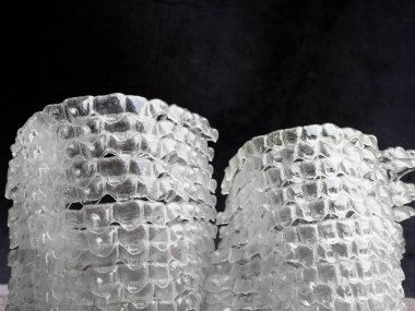 Görünmez ayraçlar veya tutucu karanlık üzerinde izole