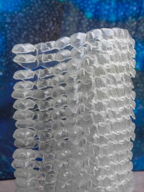 Görünmez diş dişleri mavi arka plan üzerinde diş hizalayıcıları parantez