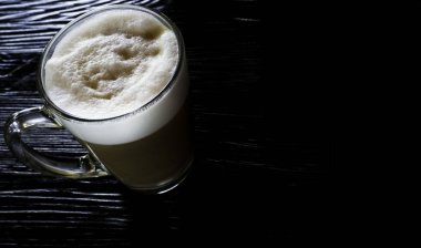 pencereyakınında siyah ahşap masada kahve latte, Kahve molası