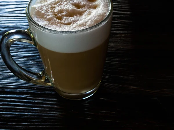 Café con leche sobre mesa de madera negra cerca de la ventana, pausa para café —  Fotos de Stock