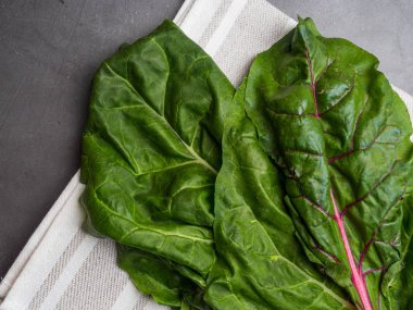Pazı taze çiğ yaprakları, mangold, bir mutfak havlusu üzerinde İsviçre pazı
