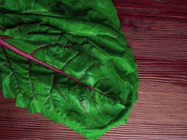Pazı taze ham yaprakları, yaprak pancar, mangold, ahşap bir masa üzerinde İsviçre pazı, kopya alanı