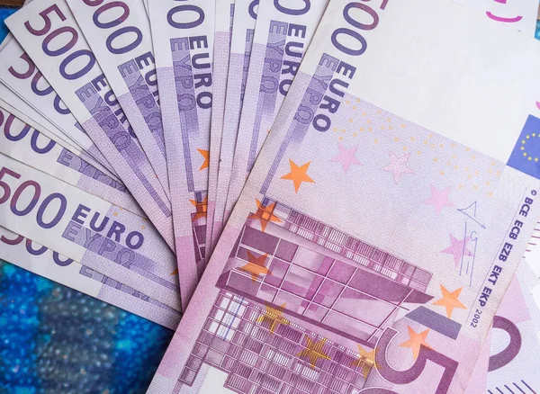 Billete de 500 euros aislado sobre fondo azul, concepto financiero. efectivo, primer plano — Foto de Stock