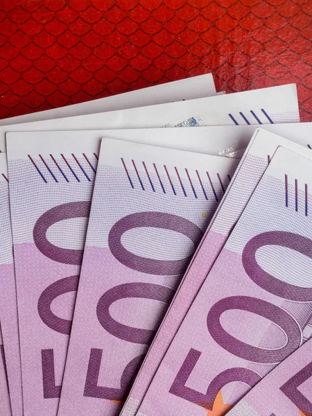 Money achtergrond 500 euro versie op rode achtergrond — Stockfoto
