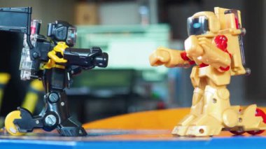 Oyuncak Robotlar ringde savaşıyor. Robot savaşları çocuk oyuncakları. İki transformatör robotu boks yapıyor. Robotik teknoloji oyunu. Savaş robotu oyunu, Fütüristik oyun konsepti