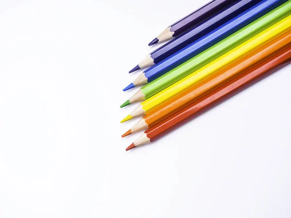 Красочные карандаши, изолированные на белом — стоковое фото