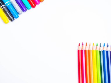 Okul odası için aksesuarlarla okul arka planına geri dön - kopya alanı ile beyaz ayarı izole edilmiş kalemler, işaretler