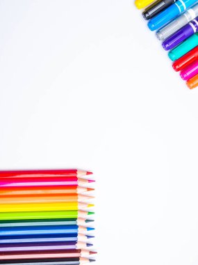 Okul odası için aksesuarlarla okul arka planına geri dön - kopya alanı ile beyaz ayarı izole edilmiş kalemler, işaretler