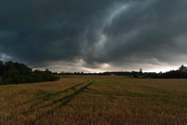 Fırtına öncesi dramatik kırsal manzara