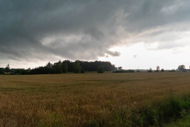 Fırtına öncesi dramatik kırsal manzara