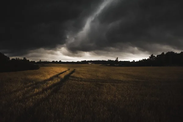 폭풍 하기 전에 극적인 농촌 풍경 — 무료 스톡 포토