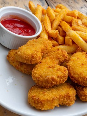 Tahta masada kızarmış tavuk kanatları. Domates soslu Ekmekli Çıtır kızarmış kentucky tavuk lezzetli akşam yemeği