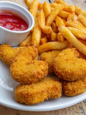 Tahta masada kızarmış tavuk kanatları. Domates soslu Ekmekli Çıtır kızarmış kentucky tavuk lezzetli akşam yemeği