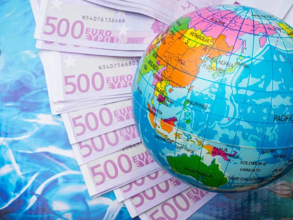 Глобус, карта Европы, банкноты Eu номиналом 500 евро — стоковое фото