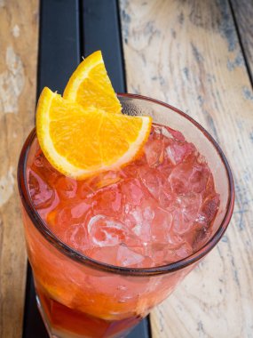 Restoran masasında limon ve portakal dilimleri ile Taze ahududu coctail