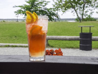 yaz ferahlatıcı coctails ve güzel bir görünüm. Portakal alkollü coctail veya limon ve portakal ile limonata