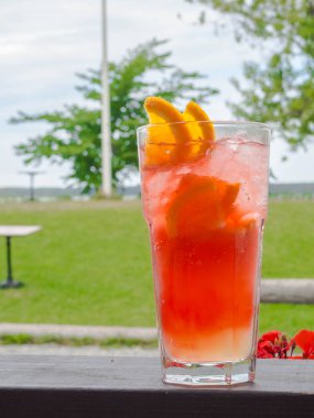 yaz ferahlatıcı coctails ve güzel bir görünüm. Portakal alkollü coctail veya limon ve portakal ile limonata