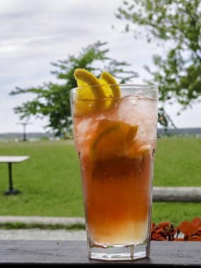 yaz ferahlatıcı coctails ve güzel bir görünüm. Portakal alkollü coctail veya limon ve portakal ile limonata