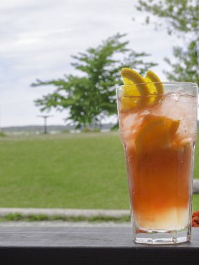 yaz ferahlatıcı coctails ve güzel bir görünüm. Portakal alkollü coctail veya limon ve portakal ile limonata