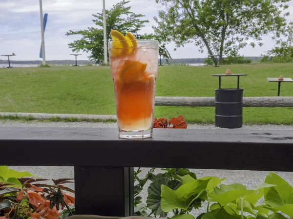Sommar uppfriskande coctails och vacker utsikt. Apelsin alkoholhaltig Coctail eller en lemonad med citron och apelsin — Stockfoto