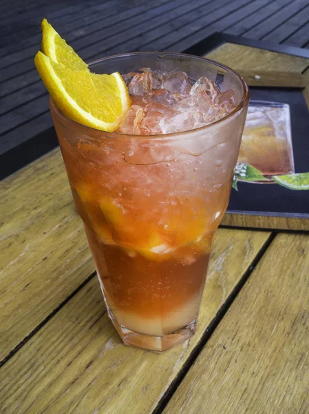 Färsk hallon Coctail med citron och apelsinskivor på restaurangbordet — Stockfoto