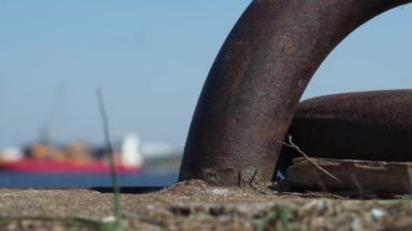 Eski River Mooring ve rüzgarlı bir günde arka planda gemi