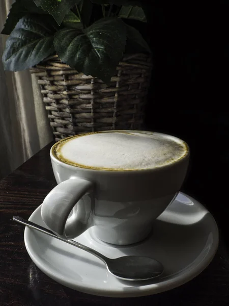 Tasse Kaffee auf einem Holztisch. — Stockfoto