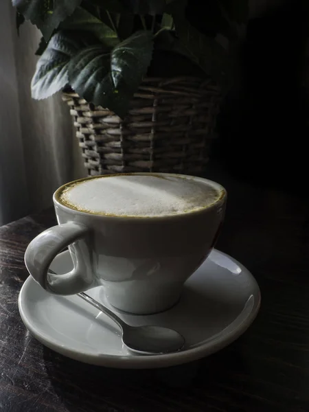 Taza de café en la mesa de madera con espuma de latte. Café callejero en la cafetería. Vista superior . — Foto de Stock