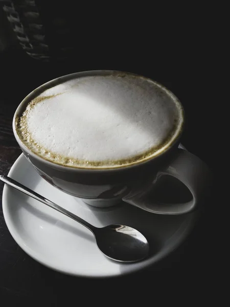 Чашка кофе на деревянном столе с латте. Уличный кофе в кафе. Вид сверху . — стоковое фото