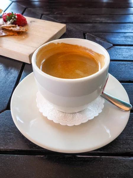 Kaffeebecher auf schwarzem Holztisch — Stockfoto