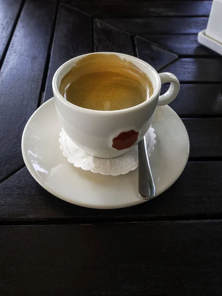 Taza de café sobre mesa de madera negra — Foto de Stock