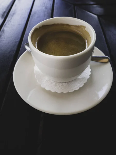 Leckere weiße Tasse Cappuccino mit Latte Art auf Holztisch. — Stockfoto