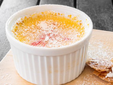Beyaz bir kase creme brulle çöl
