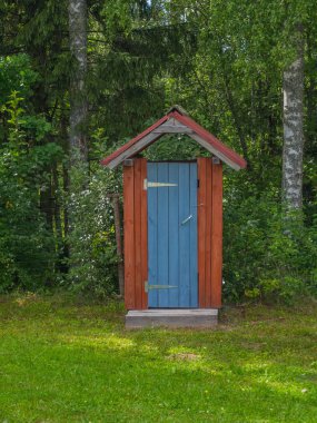 Ormanda ahşap tuvalet veya WC tuvaleti