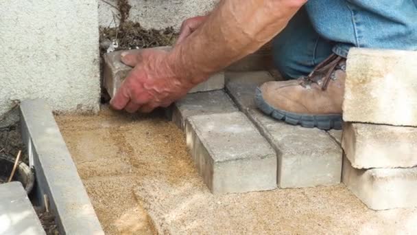 Byggnadsarbetare Som Lägger Betong Trottoar Gatan Med Hammare Handen — Stockvideo