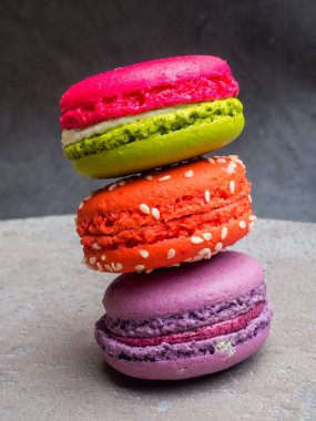 Pasta macaron veya gri arka plan üzerinde acıbadem kurabiyesi, tatlı ve renkli tatlı.