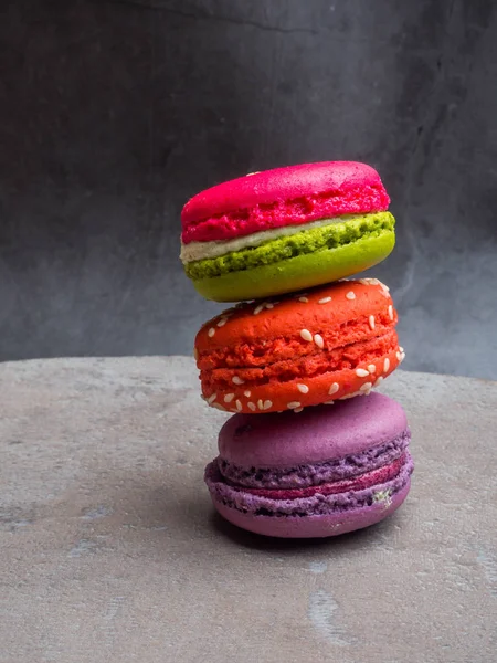 Pasta macaron veya gri arka plan üzerinde acıbadem kurabiyesi, tatlı ve renkli tatlı.