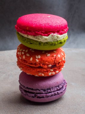 Pasta macaron veya gri arka plan üzerinde acıbadem kurabiyesi, tatlı ve renkli tatlı.