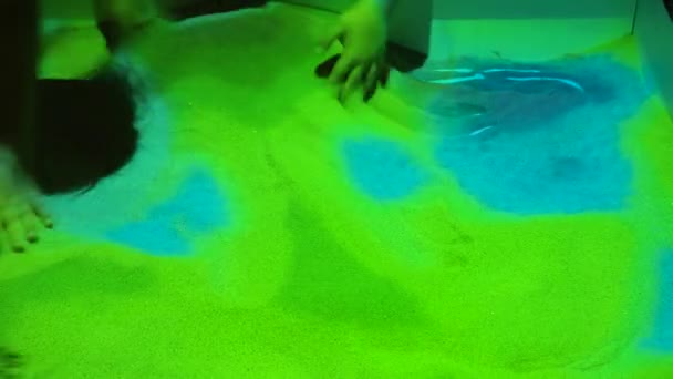 Песочная Терапия Чайлдс Играет Игрушечными Лодками Песке Работа Психолога Психотерапия — стоковое видео