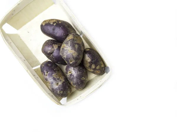 Batatas doces orgânicas recém-colhidas em caixa de madeira. Batata doce contém fibra insolúvel que pode ajudar a aliviar a constipação . — Fotografia de Stock