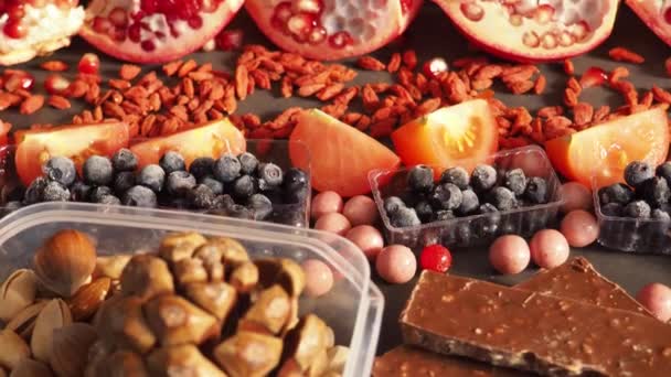 Mischung aus frischen Früchten Beeren Nüsse, Schokolade reich an Resveratrol Rohkost Zutaten. Ernährung Hintergrund, rote Früchte. Vitamine, Antioxidantien Nahrung, Nahaufnahme