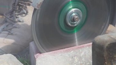 İşçi onarım ve onarım için dairesel testere ile taş testere, disk, açı öğütücü açık bir güç testere