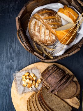 sepetlerde ekmek, ahşap yüzeyde çeşitli pişirme ürünleri