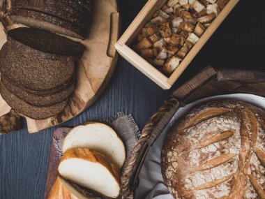 Ahşap bir masanın üzerinde yatan taze ekmek ve kraker çeşitli