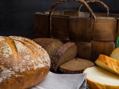 Arka planda masa ve sepet taze ekmek, kopya alanı