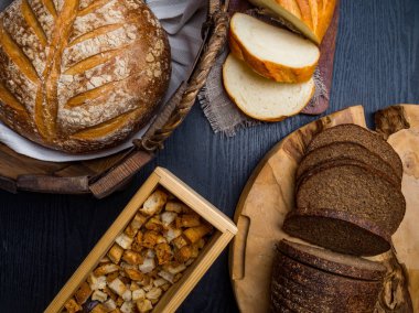 Ahşap bir masanın üzerinde yatan taze ekmek ve kraker çeşitli