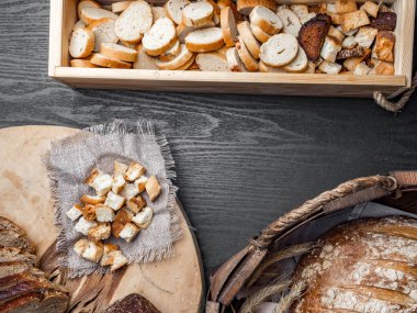 Taze ekmek ve kraker ahşap bir masa üzerinde yatan çeşitli, kopya alanı