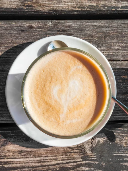 Copo de vidro de café latte na mesa de madeira — Fotografia de Stock