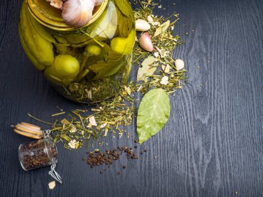 Kavanozlarda salatalık turşusu, konserve